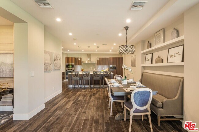 Building Photo - 460 N Palm Dr