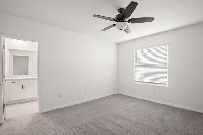 Building Photo - "Spacious 3-Bedroom Townhouse Oasis with 2.5 Baths in Serene Apollo Beach!"