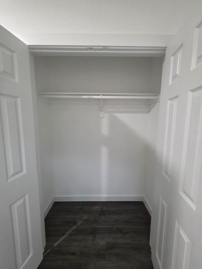 Building Photo - Stunning Duplex with Garage & Modern Finishes