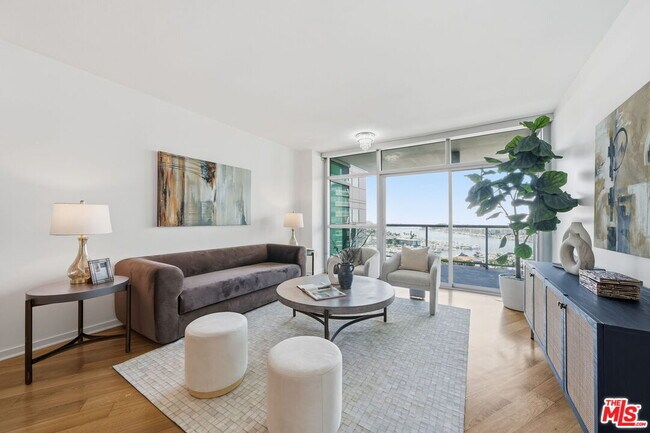 Building Photo - 13650 Marina Pointe Dr