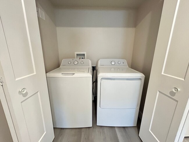 Building Photo - Price reduced!! Fresh and Clean!! 3 bed 2 bath!!