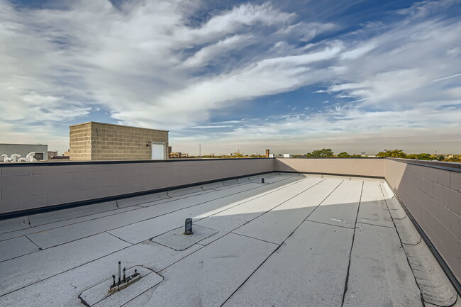 Building Photo - 830 N California Ave
