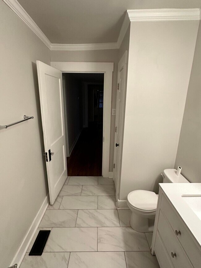 Building Photo - 313 Capital Ave