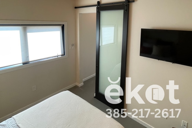 Building Photo - 613 Emery St W