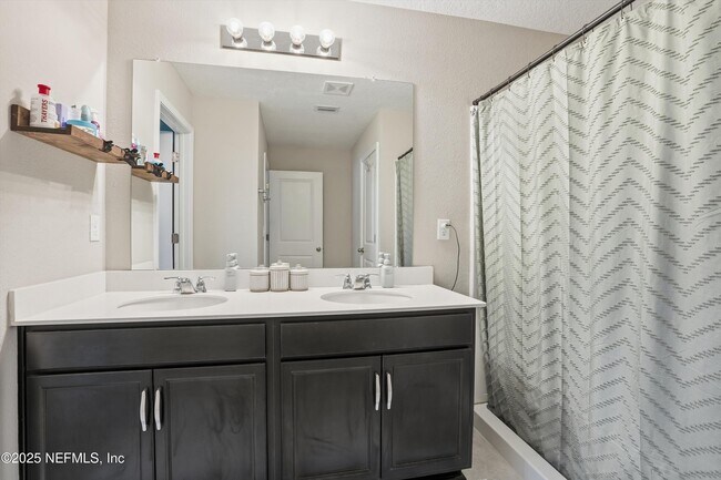 Building Photo - 12581 Creekside Mnr Dr