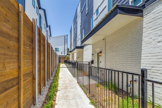 Building Photo - 5633 Live Oak St