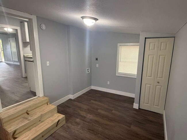 Building Photo - Freshly renovated 3/1 home!