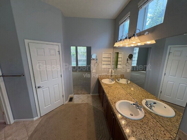 Building Photo - 222 Saxony Rd