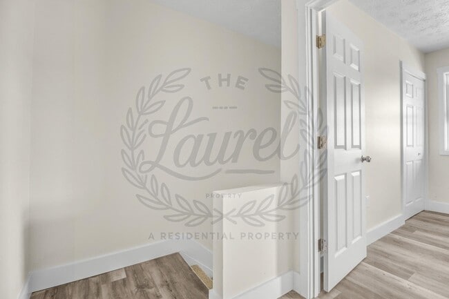 Building Photo - 453 S Laurel Rd