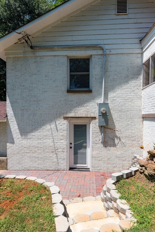 Building Photo - 2615 W Main St