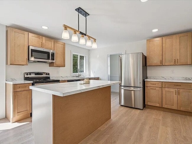 Building Photo - 4 Bedroom in College area!