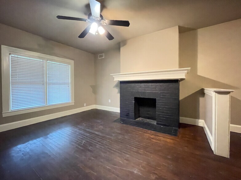 Building Photo - 2215 Sanger Ave