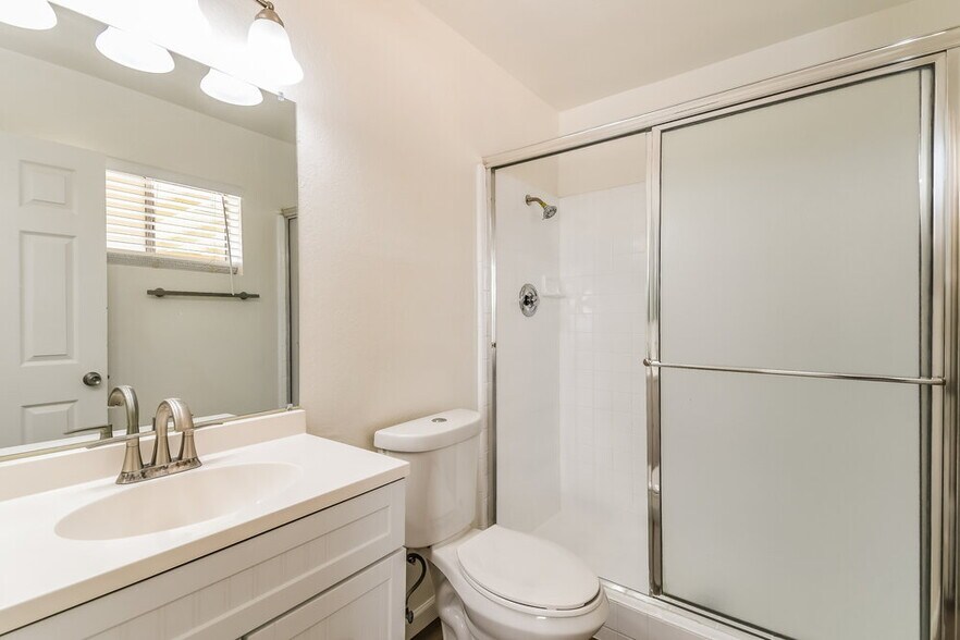 Building Photo - 664 S Robin Ln