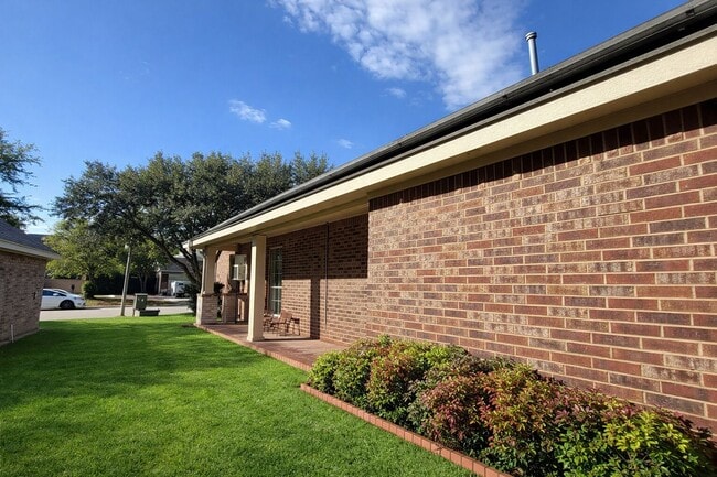 Building Photo - Charming Single-Story Home with Fireplace & Resort-Style Community Amenities in Dallas, TX