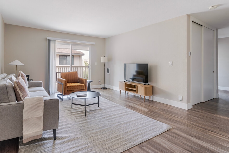 Building Photo - 950 E Hillsdale Blvd