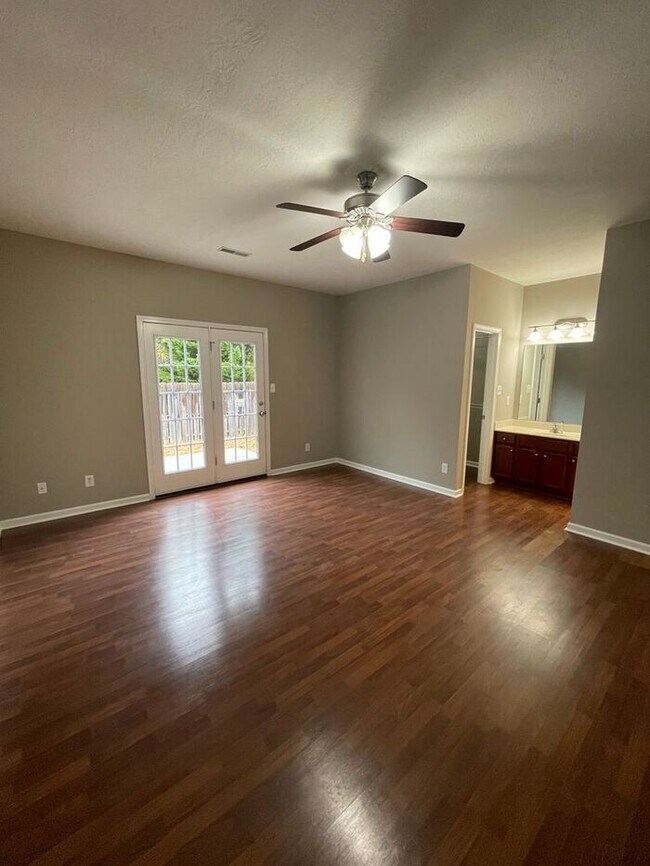 Building Photo - 2 bed, 2 bath, 2 car garage ranch style home in N. Knoxville