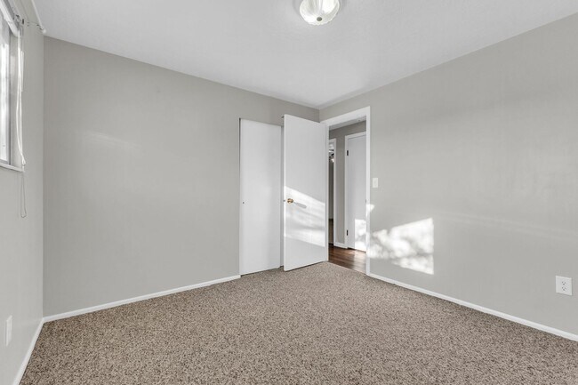 Building Photo - Spacious 5 Bed in Riverdale with Large Yard