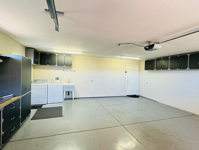 Building Photo - 3Bedroom/2Bathroom Coming soon July 2025!