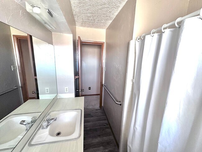 Building Photo - 3-bed 1-bath 1-car Single Family near