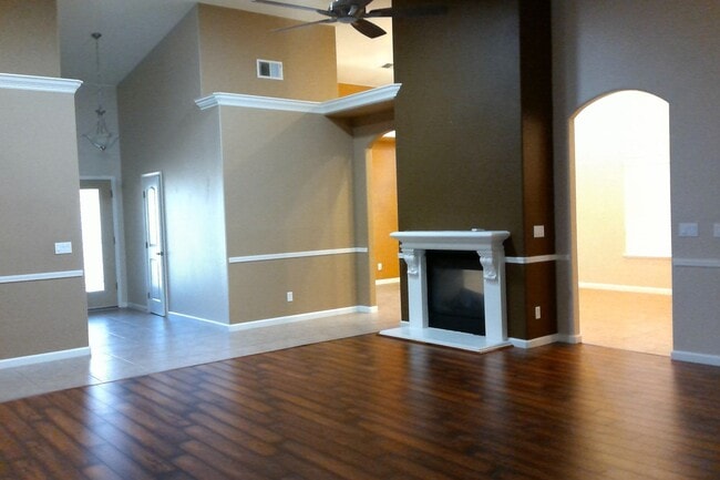 Building Photo - Beautiful Northeast 4 Bedroom 2.5 Bath hom...