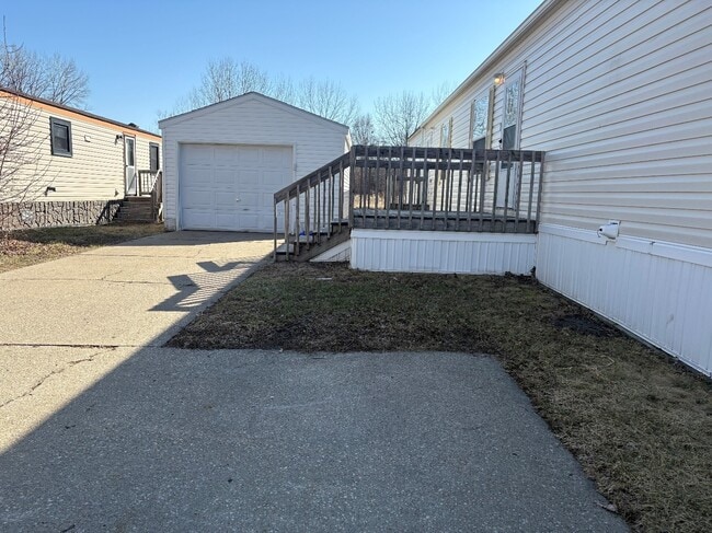 Building Photo - 2131 Windover Dr