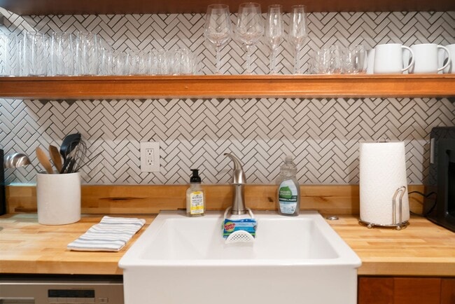 Building Photo - Golden Duplex > Unit is fully furnished feels like NEW!