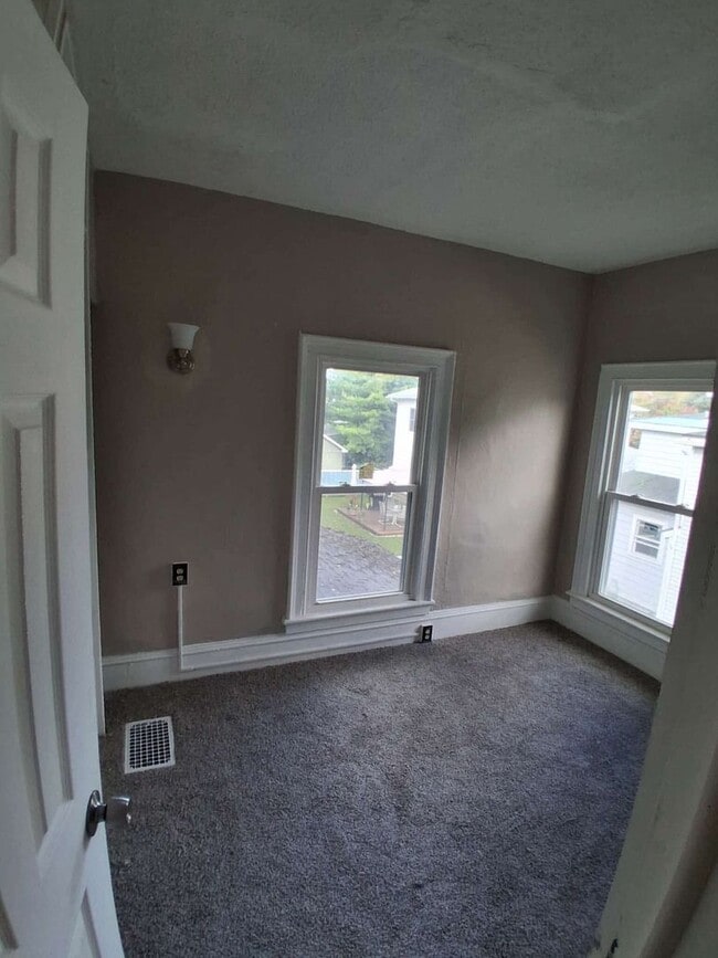 Building Photo - 4 Bedroom single family house