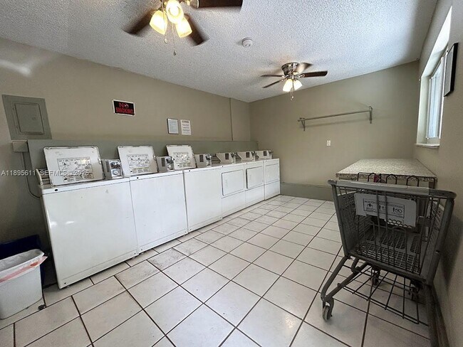 Building Photo - 1400 NE 54th St