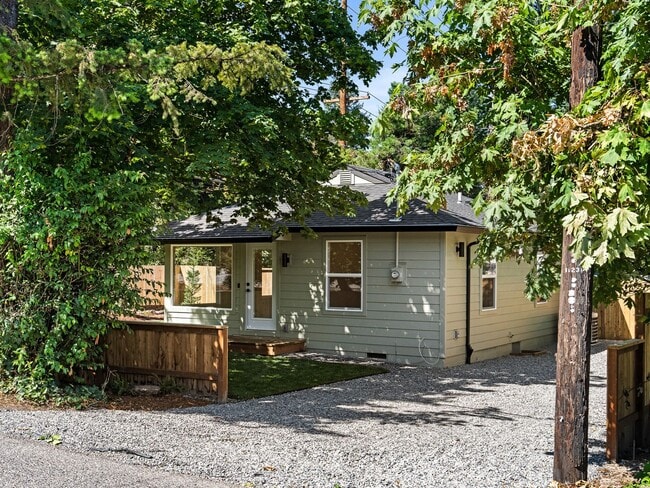 Building Photo - Light-Filled, Fully Remodeled 2?Bed / 1?Ba...