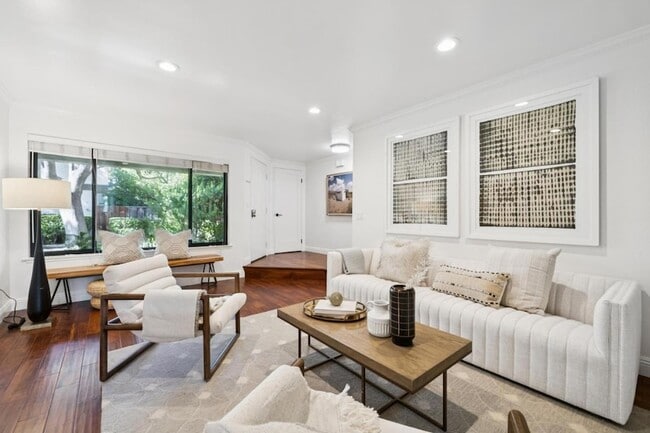 Building Photo - 646 S Ahwanee Terrace