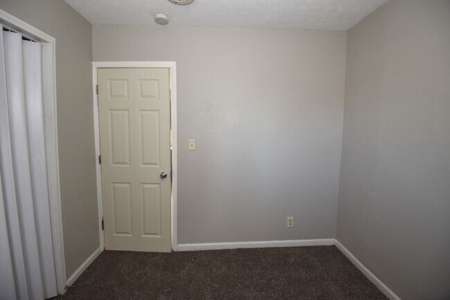 Building Photo - Mishawaka South-side 3 bedroom with a fenc...