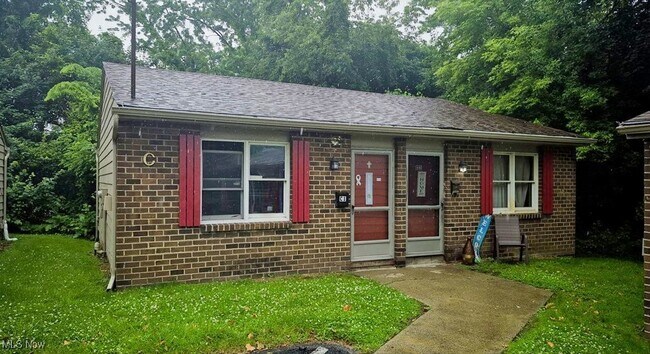 Primary Photo - 31 1/2 Elm St