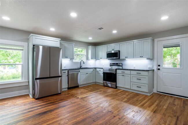 Building Photo - 329 Flores St