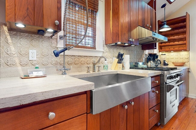 Building Photo - 1011 Howe St