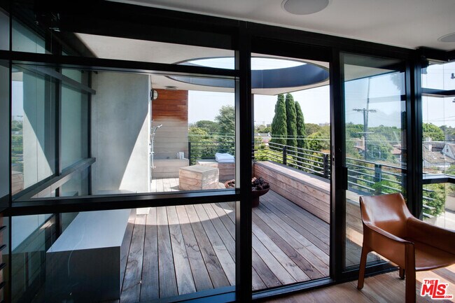 Building Photo - 2726 Montana Ave