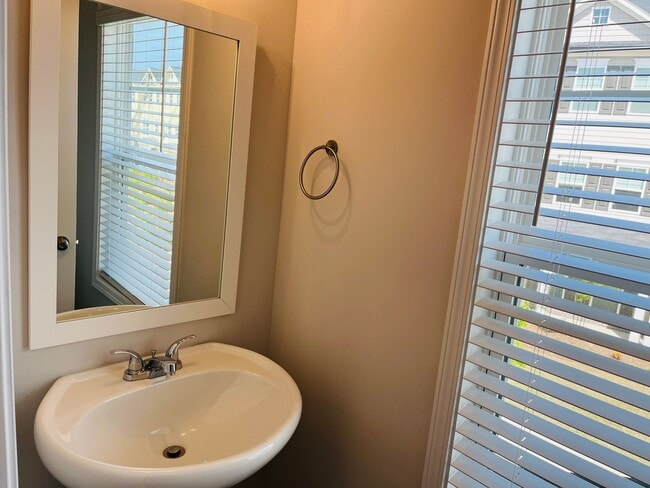 Building Photo - Stunning 3 bedroom, 3.5 bathroom townhome ...