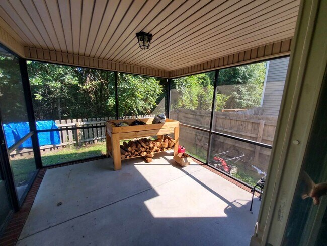 Building Photo - 4 bedroom available for move in August 1st...