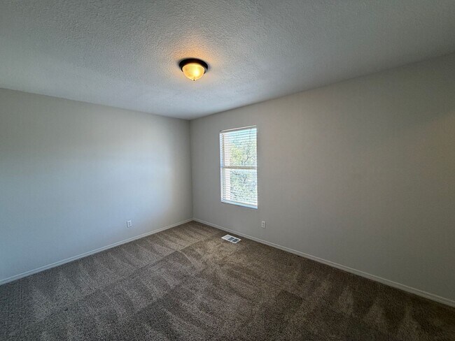 Building Photo - 3 Bedroom Home Near Unser Blvd NW & Ladera Dr NW!