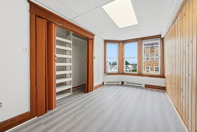 Building Photo - 348 N 6th St