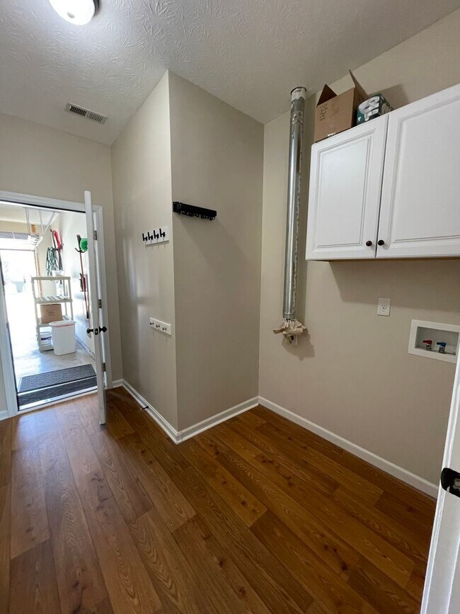 Building Photo - Meticulously Maintained Ranch