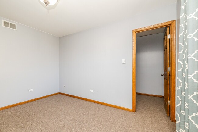 Building Photo - 807 S Claremont Ave