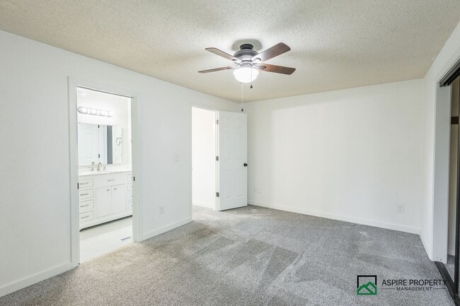 Building Photo - New Renovated 2 Bed 2 bath Townhome