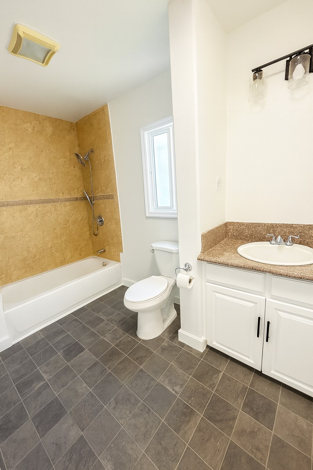 Building Photo - 617 E 109th St