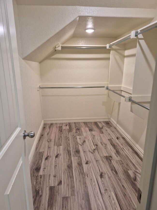 Building Photo - Move in Special on this 3 bedroom/2 bathroom townhouse