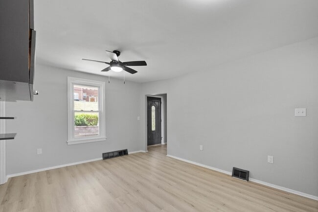 Building Photo - MOVE IN SPECIAL! SCORE HALF OFF 1ST MONTH'...