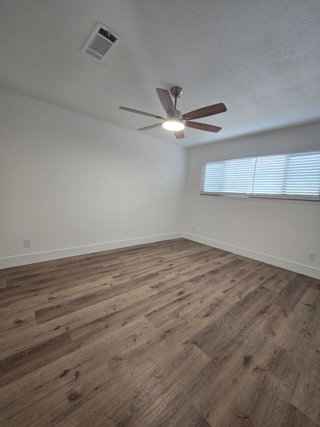 Building Photo - 3 Br 2 BA with extra room in back available now