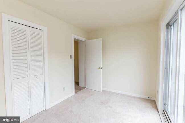 Building Photo - 113 Mountain St