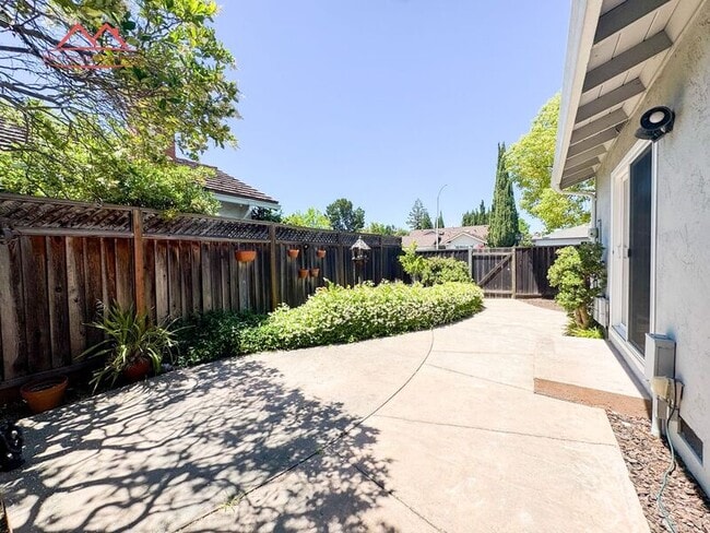 Building Photo - 1535 Albatross Dr