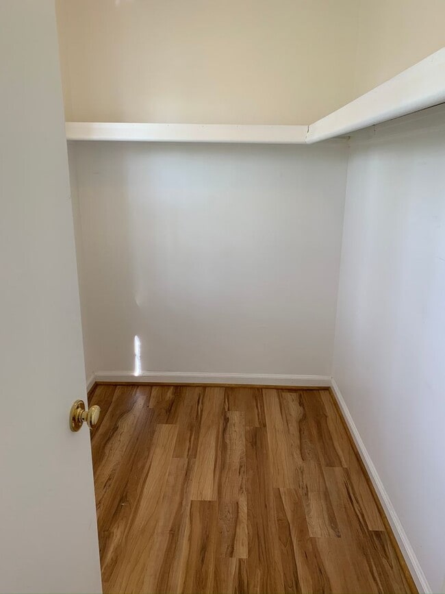 Building Photo - End Townhome In Oak Manor Community
