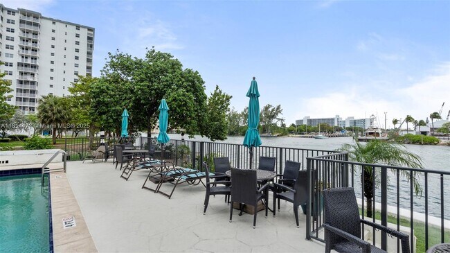 Building Photo - 1609 N Riverside Dr
